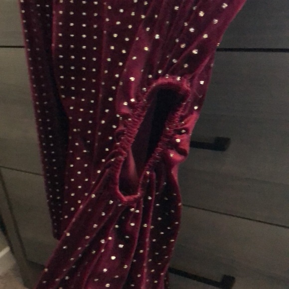 Speechless Juniors’ Side-Cutout Velvet Dress in Wine - Picture 6 of 9